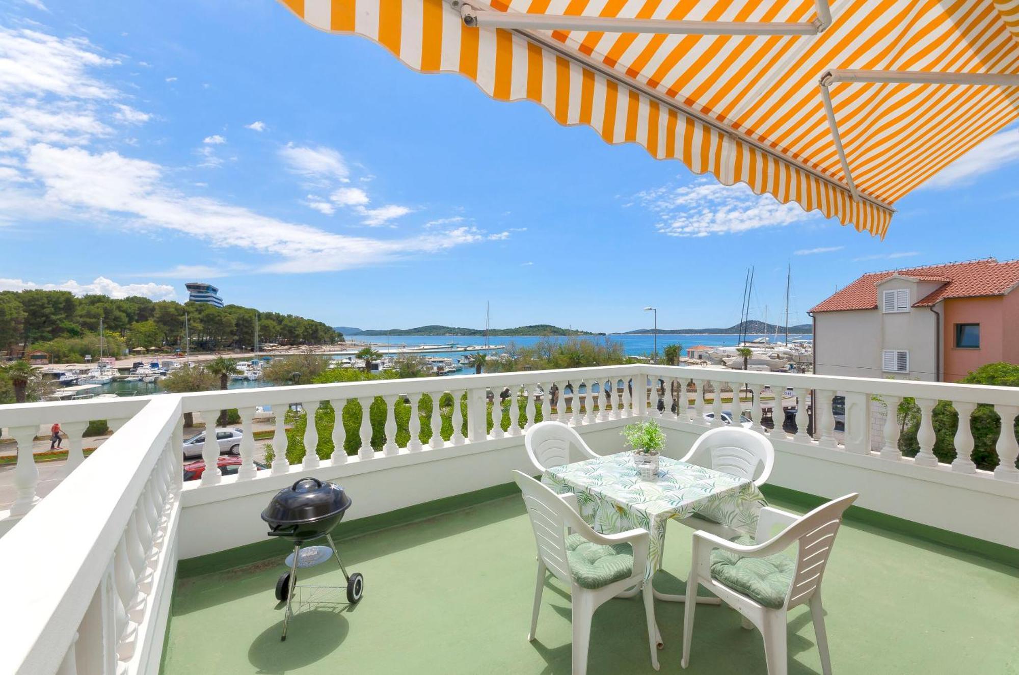 Apartment And Rooms Artina Vodice Extérieur photo