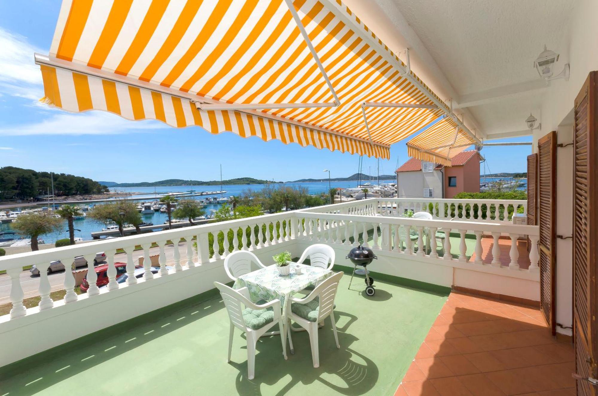 Apartment And Rooms Artina Vodice Extérieur photo